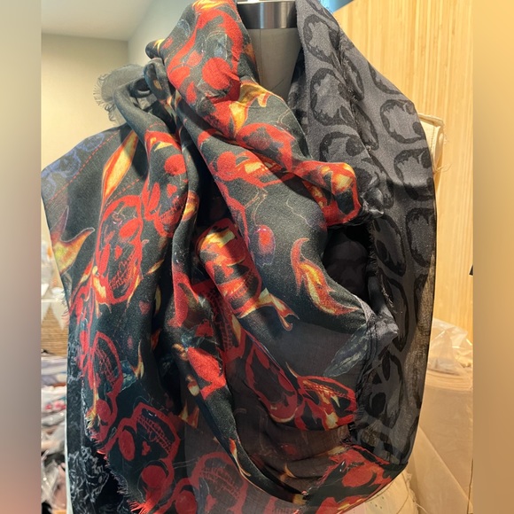 Ardito Italy Made Large Weightless Multipanel/Multidesign Woven Scarf - Picture 2 of 10